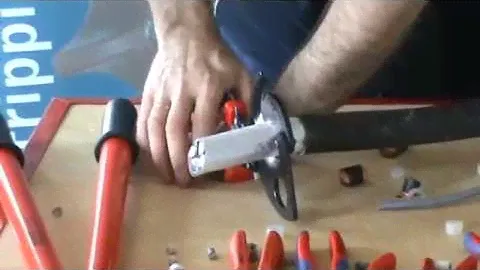 KNIPEX Резание кабеля